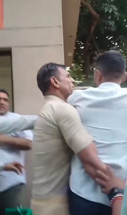 पुलिस पोस्ट में एसपीओ के साथ हाथापाई करते। स्रोत : सोशल मीडिया