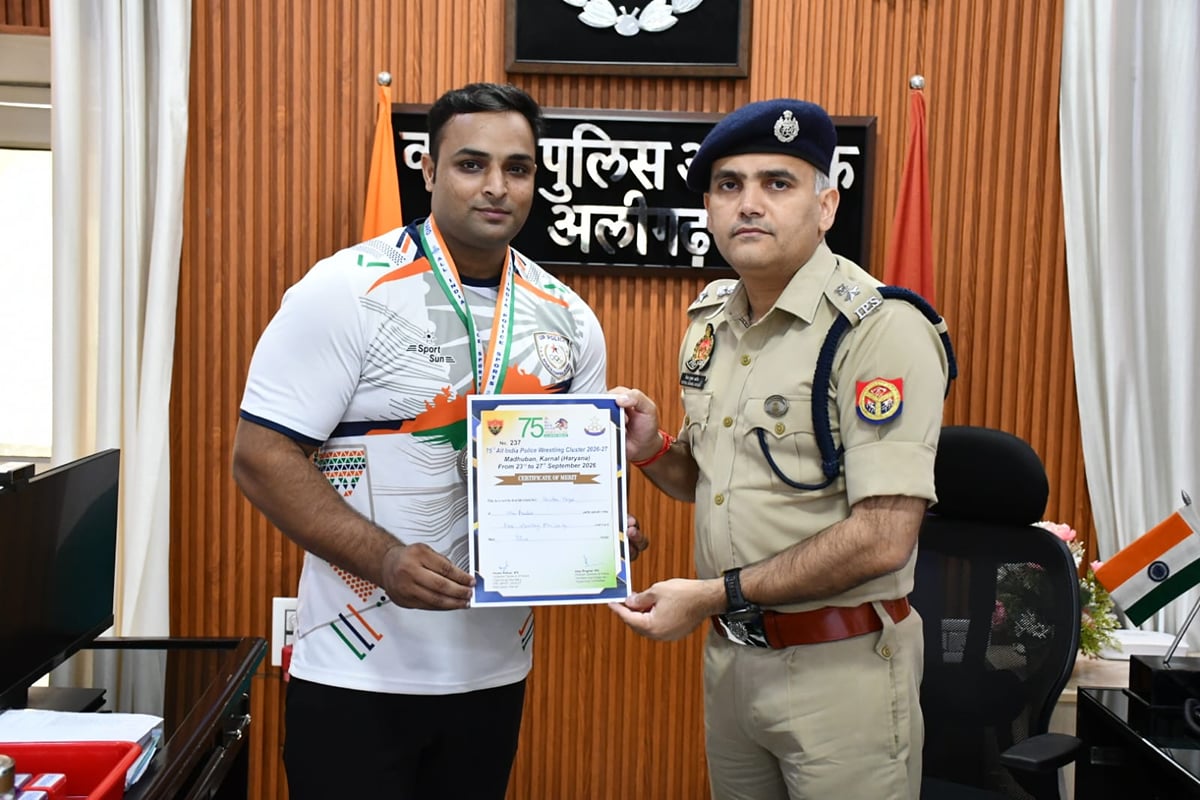 Aligarh News: पुलिसकर्मी शुभम नागर ने कुश्ती क्लस्टर प्रतियोगिता में जीता रजत पदक