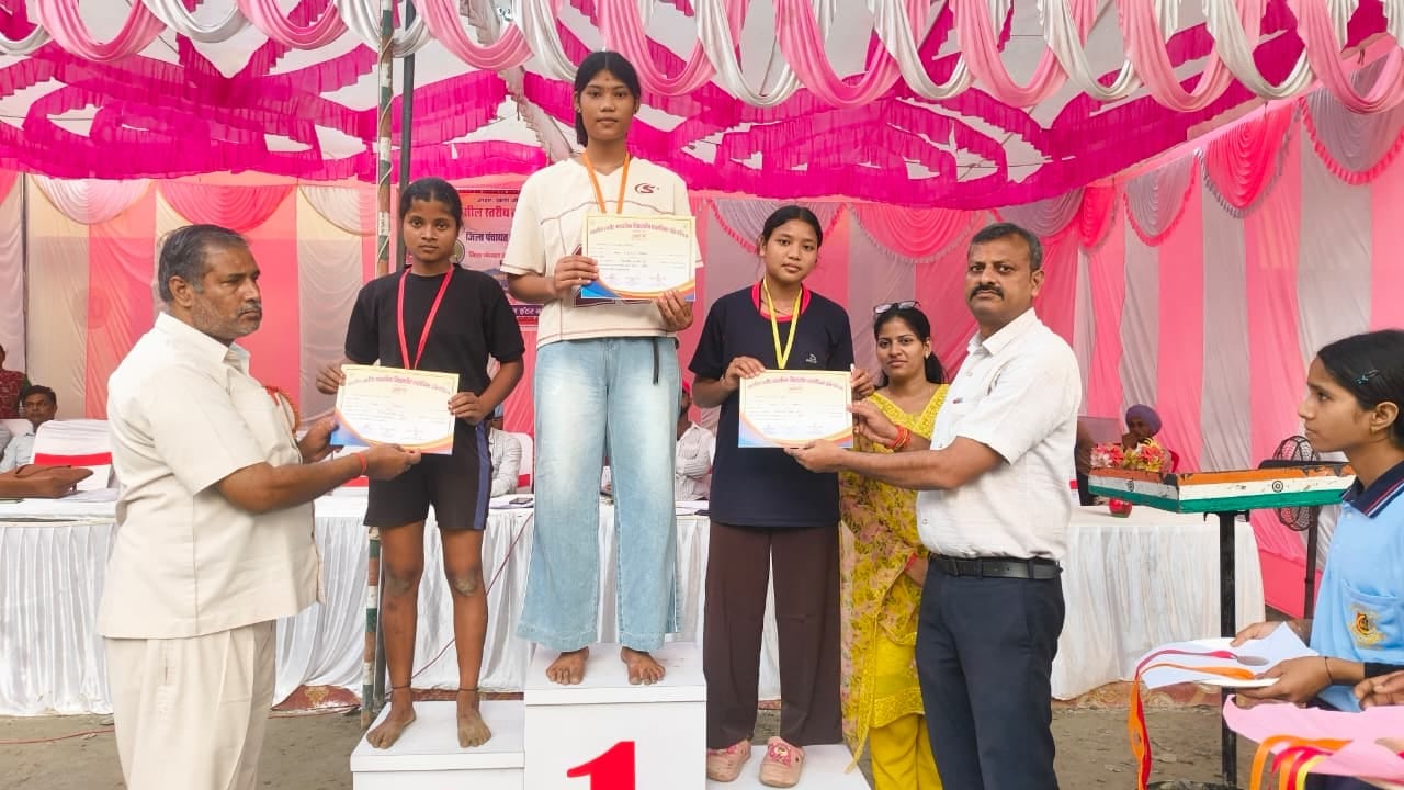 प्रतियोगिता में प्रतिभागियों को प्रशस्तिपत्र और मैडल देकर सम्मानित करते प्रधानाचार्य पंकज गुप्त