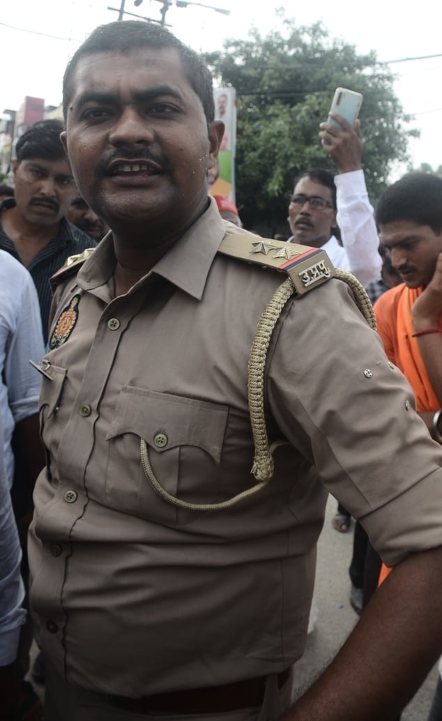 Pratapgarh News: सपाइयों ने फूंका सीईसी का पुतला, पुलिस से झड़प, तीन लोग हिरासत में