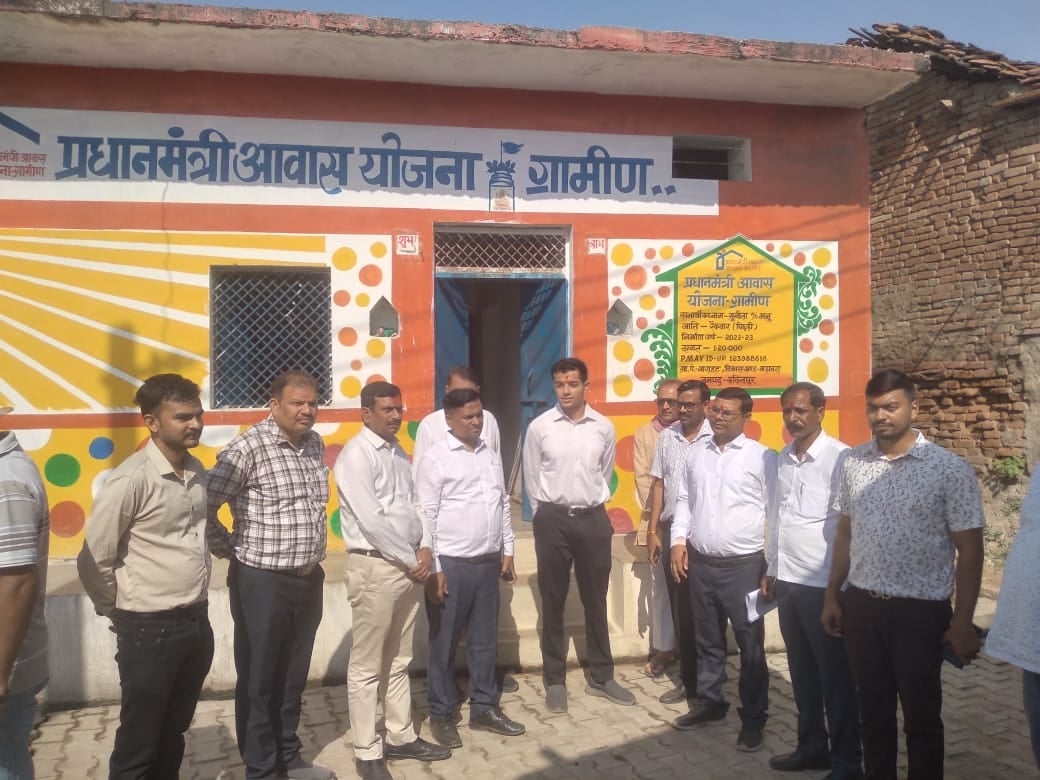 Lalitpur News: स्कूलों में स्मार्ट क्लास और सुविधाएं देख विशेष सचिव ने जताया संतोष