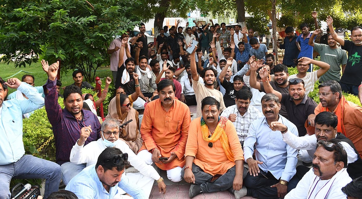 Lucknow News: जोनल अफसर को हटाने की मांग पर पार्षद का धरना