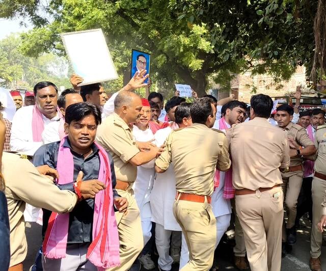Hathras News: पुलिस की घेराबंदी तोड़ सपाइयों ने निकाला पैदल मार्च