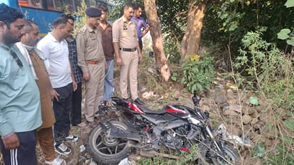 रैहन क्षेत्र में हुए सड़क हादसे की मौक पर जांच करते हुए पुलिस। स्रोत: जागरूक पाठक