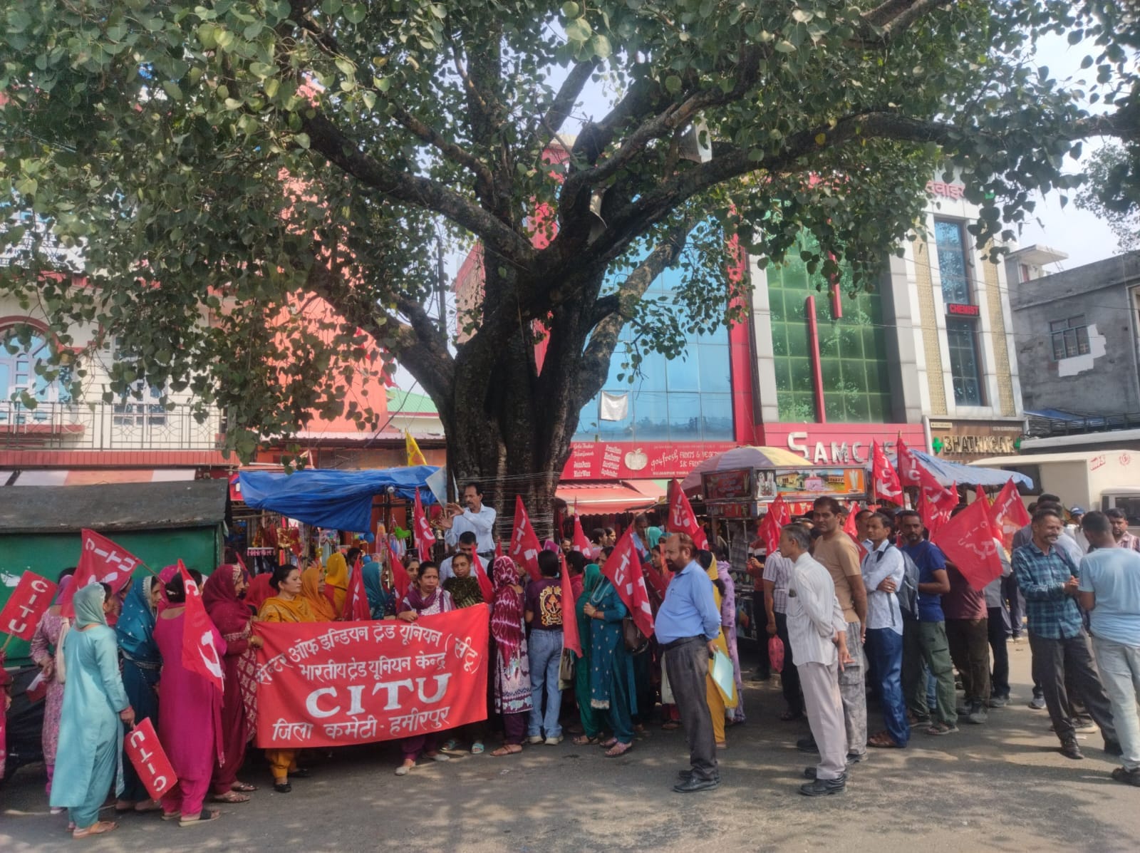 रोजगार की मांग को लेकर मनरेगा मजदूर सीटू के बैनर तले रैली निकालते हुए। स्रोत : जागरूक पाठक