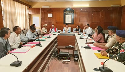 रामपुर में जिला स्तरीय दशहरा मेले की तैयारियाें की समीक्षा करते एसडीएम हर्ष अमरेंद्र सिंह। संवा