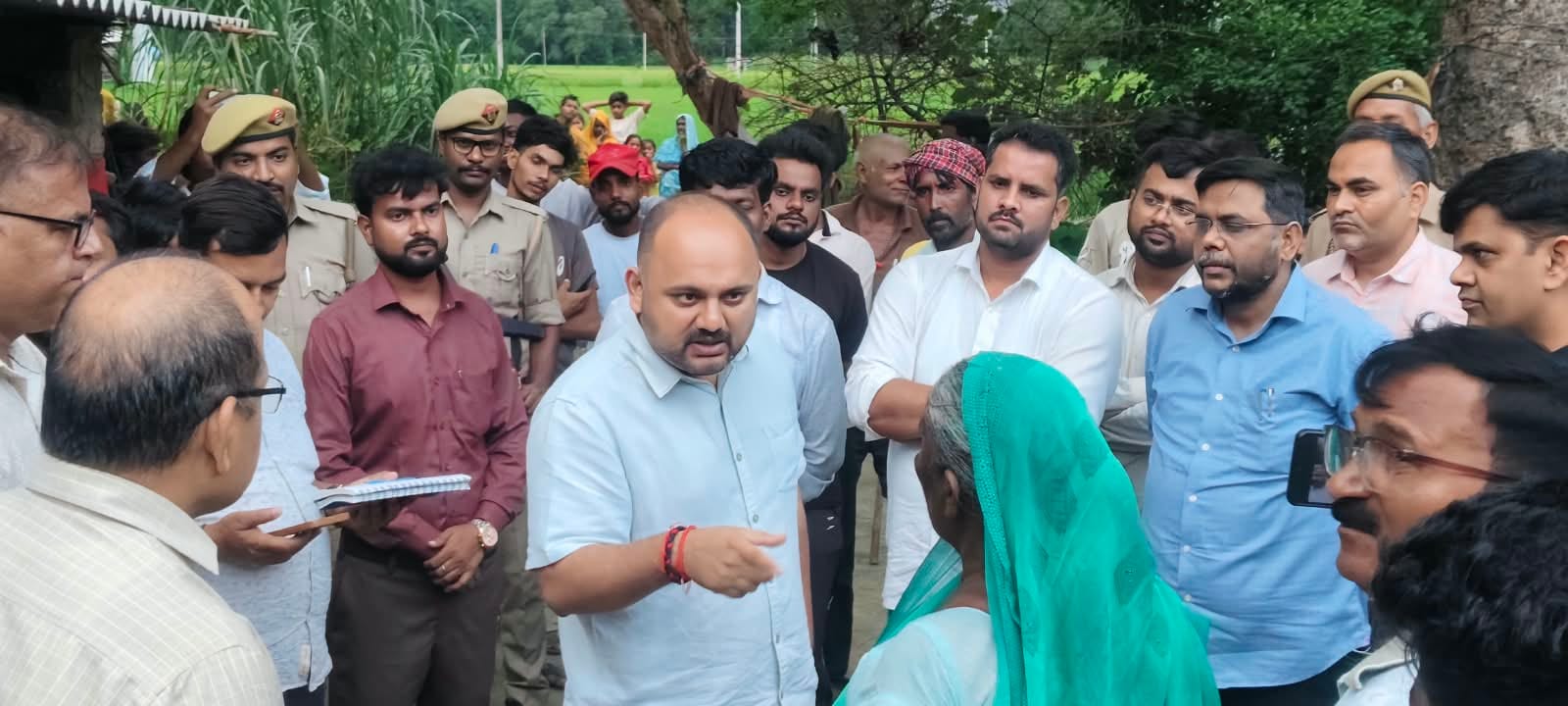रानीगंज के बाबू पट्टी में ग्रामीणों से बातचीत करते डीएम अभिषेक पांडेय। संवाद