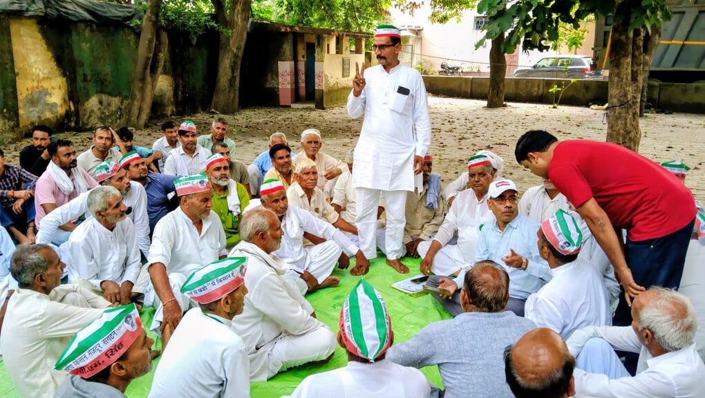 Meerut News: गन्ना समिति मवाना पर किसानों का धरना प्रदर्शन