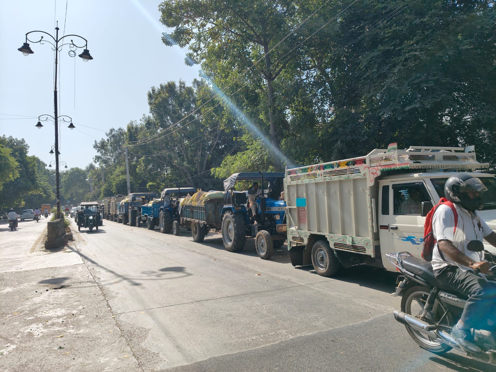 रेवाड़ी अनाज मंडी के बाहर लगी ट्रैक्टर की कतार। संवाद