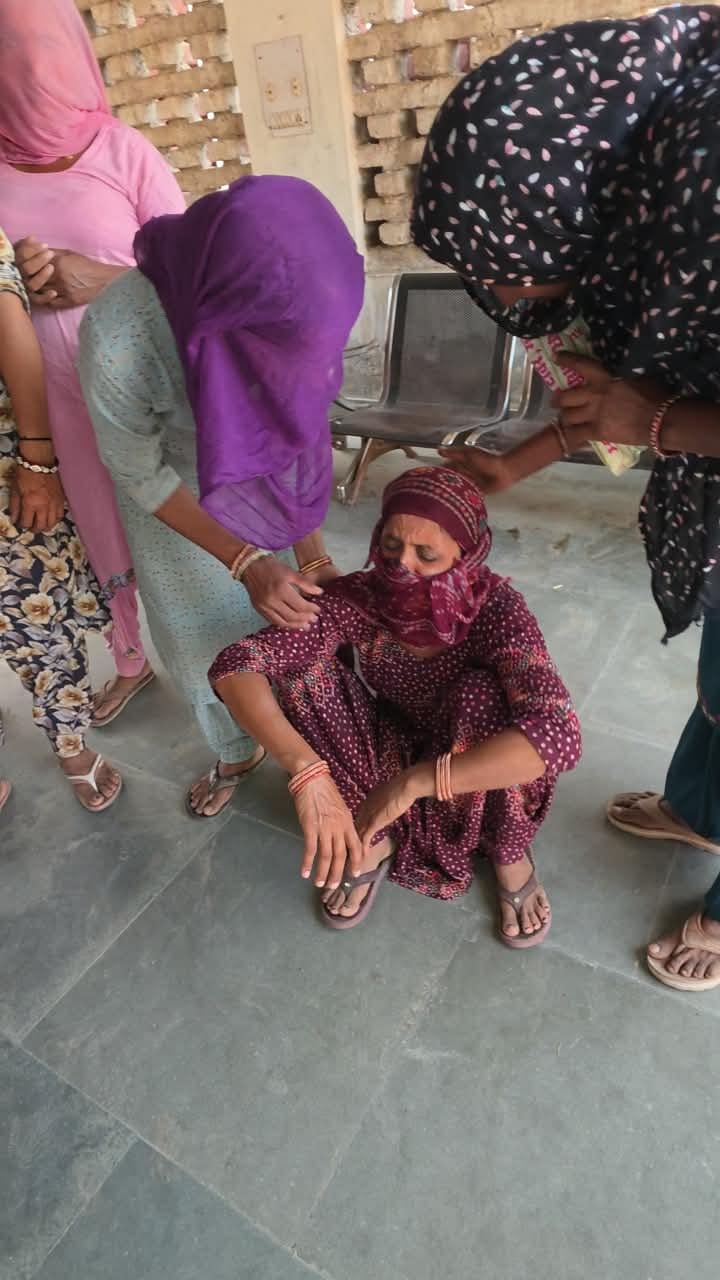 सुभाषचंद्र की बहन को ढांढस देतीं अन्य महिलाएं। संवाद 