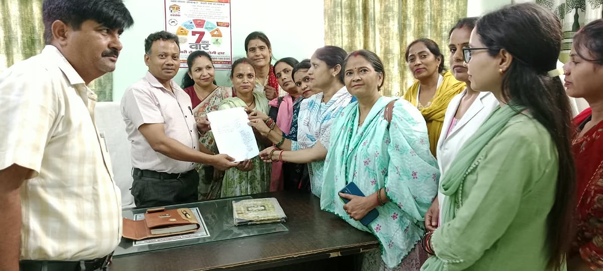 Auraiya News: 12 तक मांगे पूरी न होने पर एनएचएम कर्मी करेंगे अनिश्चितकालीन हड़ताल