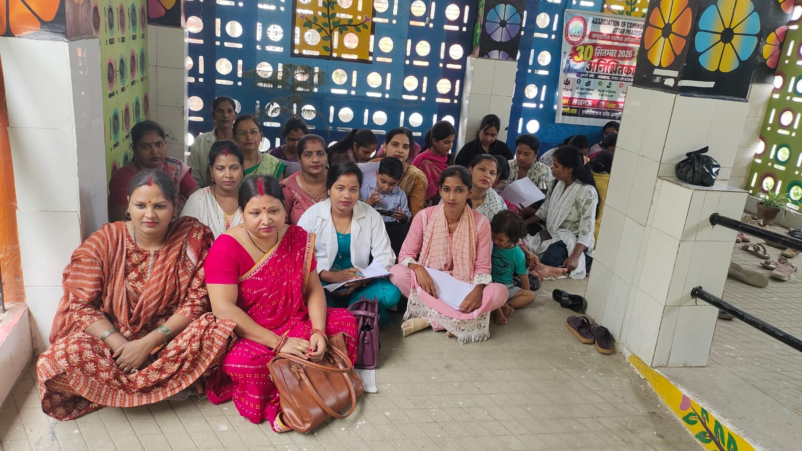 सीएचसी में धरना देतीं कर्मचारी।