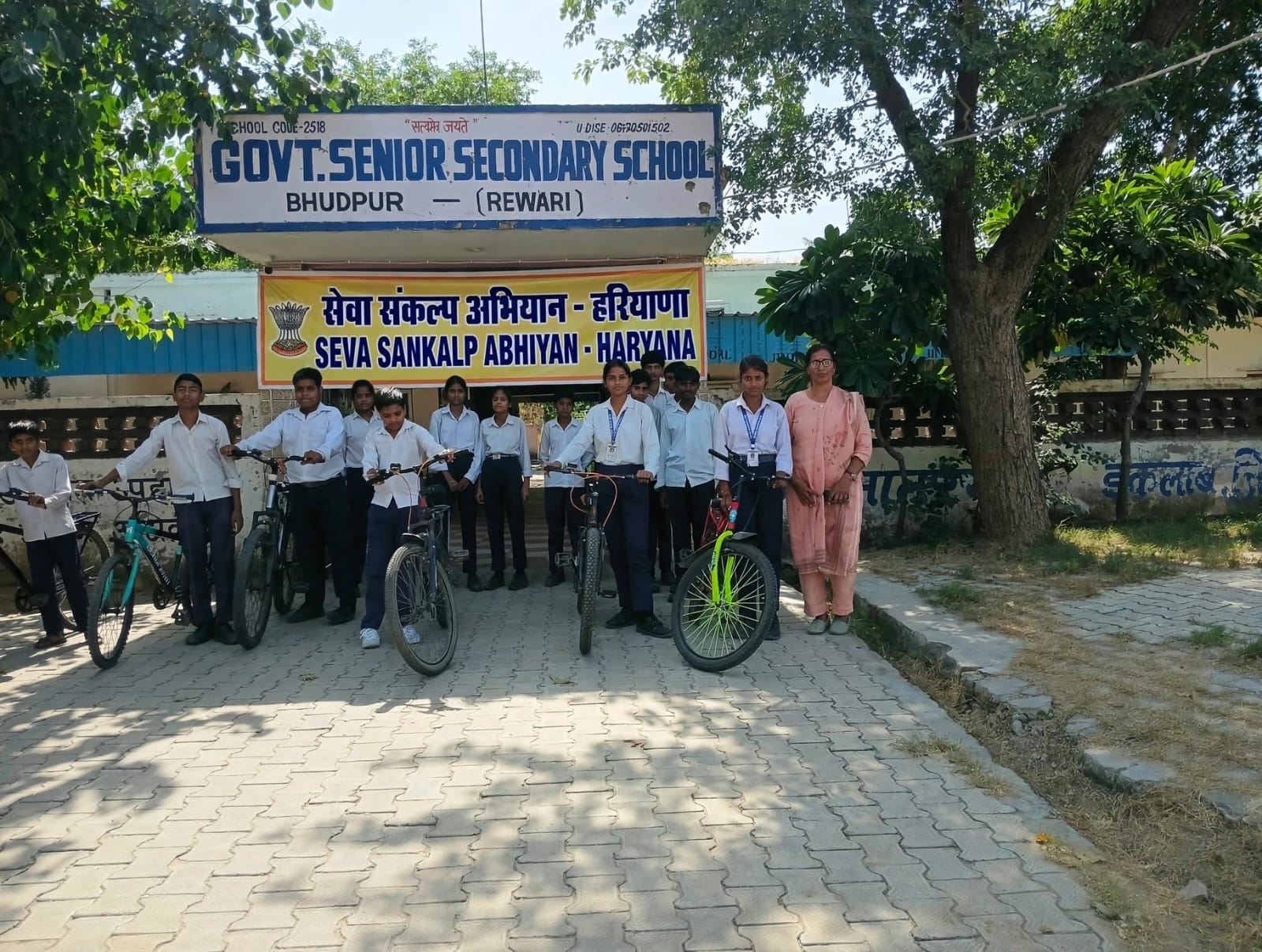 साइकिल मिलने खुशी जाहिर करते विद्यार्थी। स्रोत : विभाग