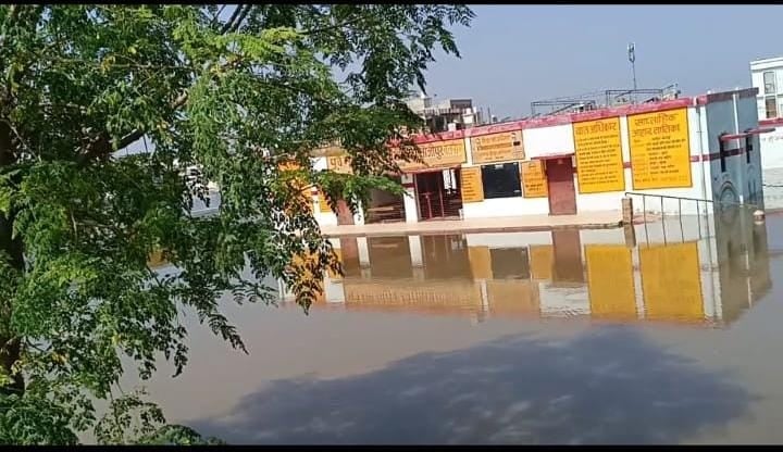 Lucknow News: बाढ़ से 40 स्कूलों पर लटका ताला, बच्चों की पढ़ाई ठप
