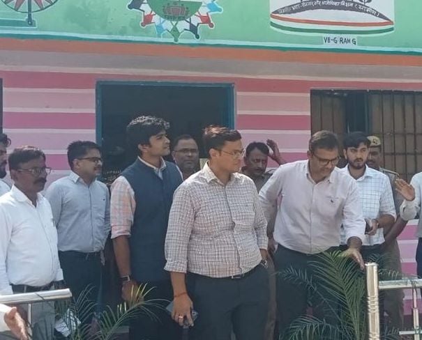Budaun News: अधिकारियों ने किया निरीक्षण, एंटी वेनम से लेकर विकास कार्य परखे