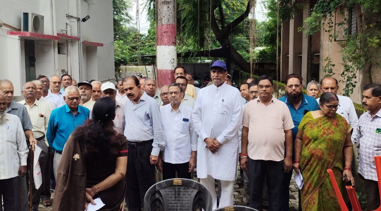 सामूहिक चर्चा करते हुए पेंशनर्स कल्याण संस्था के पदाधिकारी। स्रोत: आयोजक