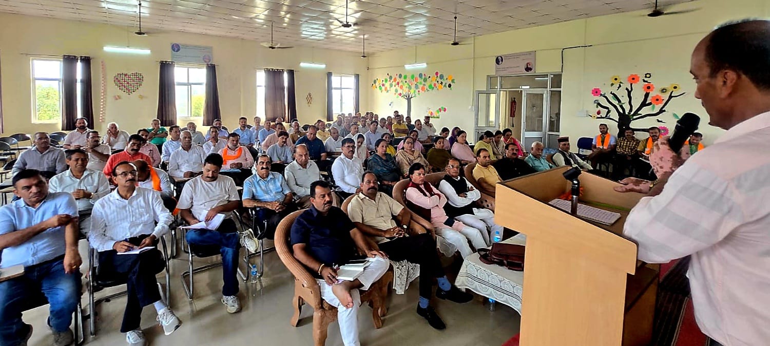 समीरपुर में आयोजित जिला भाजपा कार्यसमिति की बैठक में कार्यकर्ताओं को संबोधित करते जिलाध्यक्ष रा