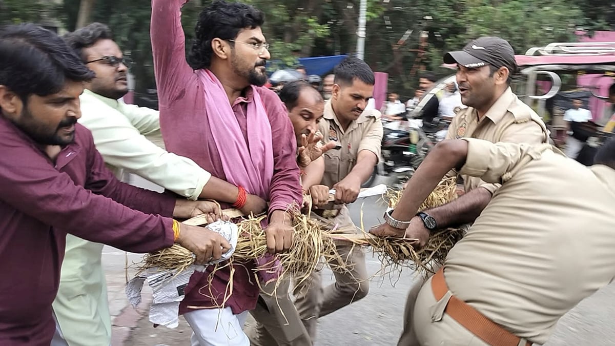 Bahraich News: अखिलेश यादव को हिरासत में लेने का विरोध, सपाइयों की पुलिस से झड़प