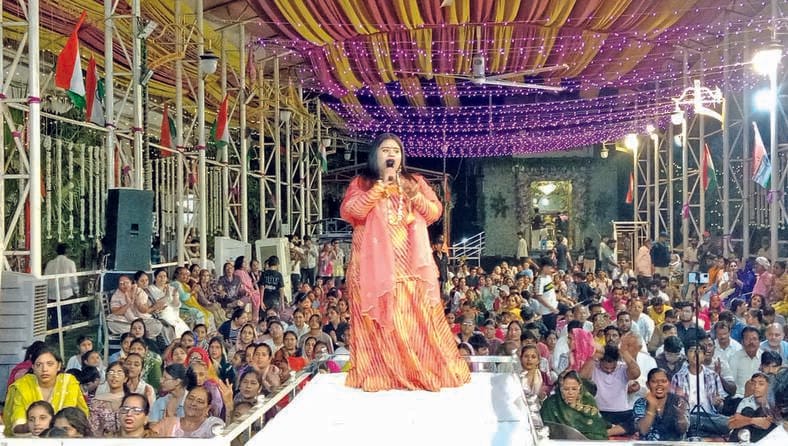 सिरसा में भजन सुनातीं गायिका व झूमते श्रद्धालु। 