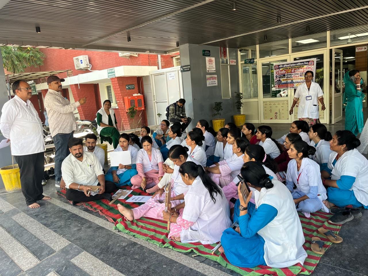 सिरसा में बैठक में मांगों पर सहमति बनने के बाद हड़ताल स्थगित करने की जानकारी देते नर्सिंग ऑफिसर