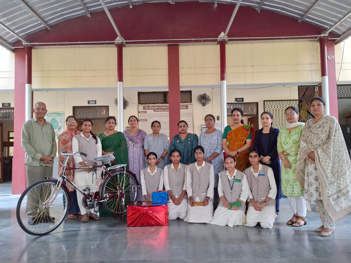 Meerut News: गांधी की दृष्टि में पर्यावरण विषय पर चित्रकला प्रतियोगिता