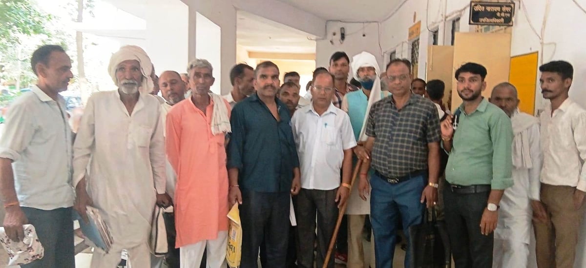 Meerut News: जाति प्रमाणपत्र नहीं बनने पर कोरी समाज ने तहसील में किया प्रदर्शन