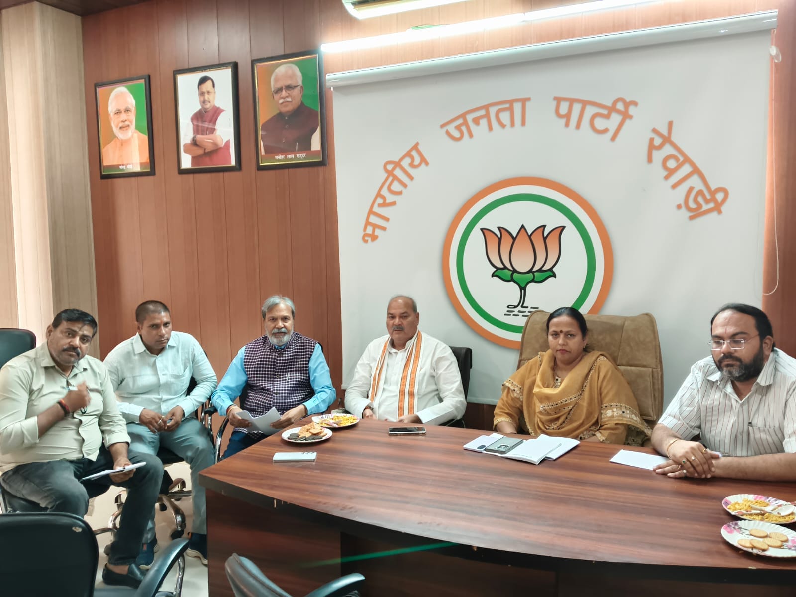 सेवा ज्योति यात्रा को लेकर जानकारी देतीं भाजपा जिलाध्यक्ष डॉ. वंदना पोपली व अन्य। स्रोत : प्रवक