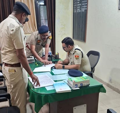 सिवानी पुलिस थाना में लंबित मामलों की समीक्षा करते पुलिस अधीक्षक मयंक मिश्रा।