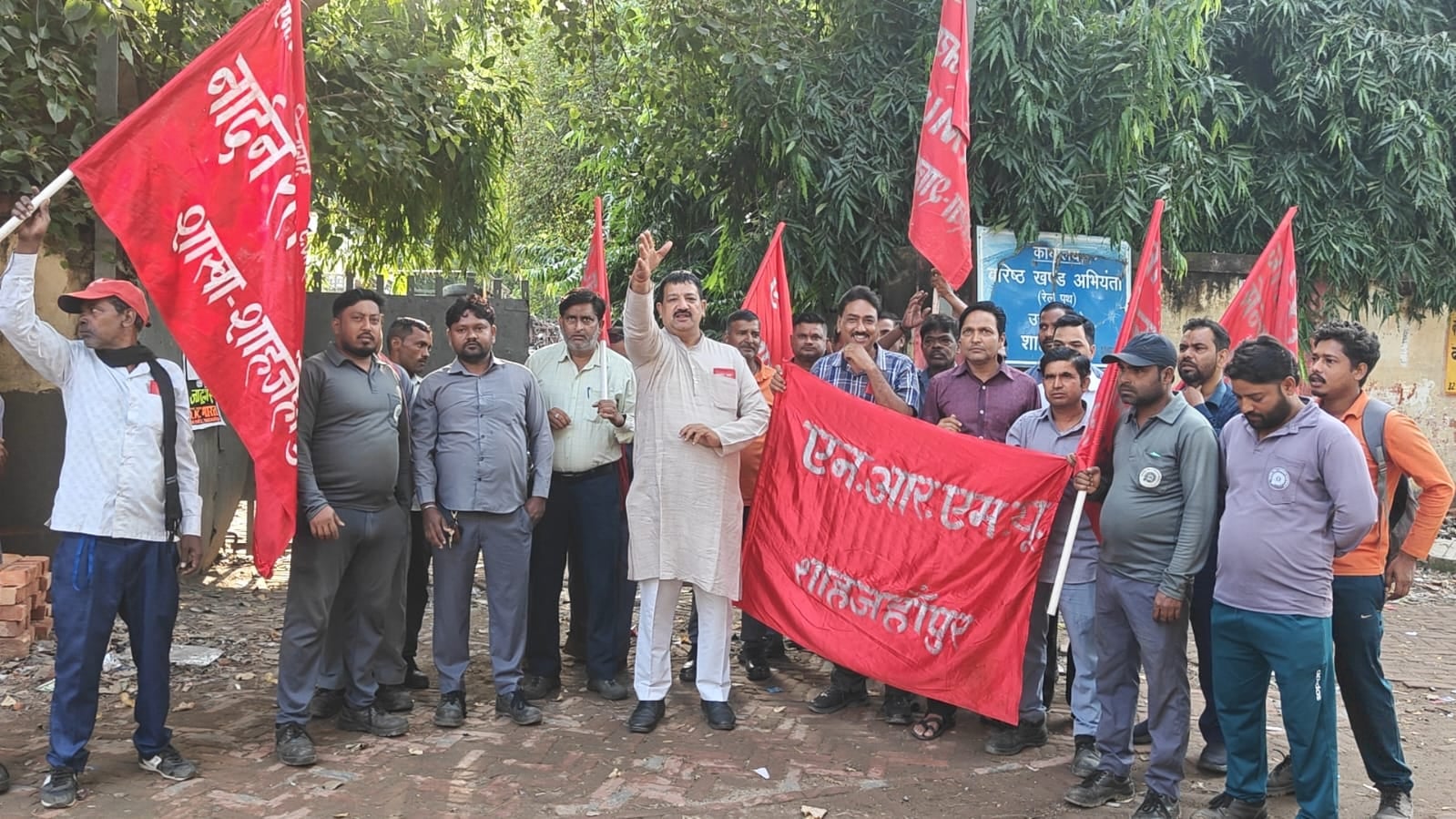 NARMU protests against outsourcing in the Railways.