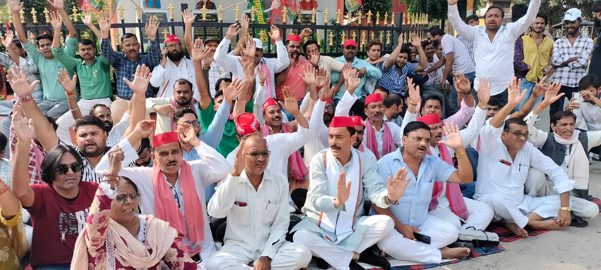 Shahjahanpur News: अखिलेश को हिरासत में लेने का विरोध, छह घंटे डटे रहे सपाई