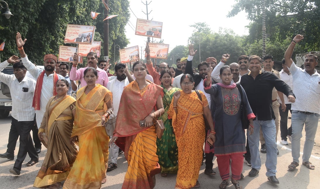 Pratapgarh News: जनसेवा के 25 साल पूरे, शहीद उद्यान से निकली सेवा ज्योति यात्रा