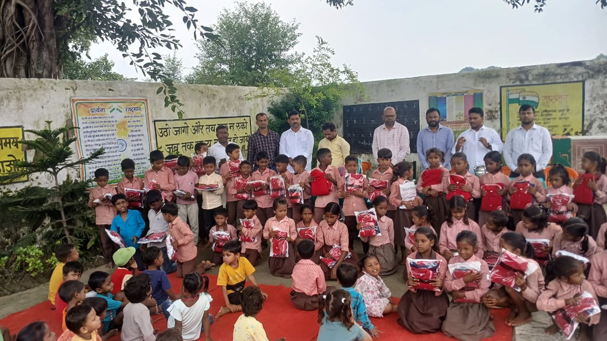 Ballia News: इंग्लिश स्कूलों की तर्ज पर यूनिफॉर्म पाकर खिल उठे बच्चों के चेहरे