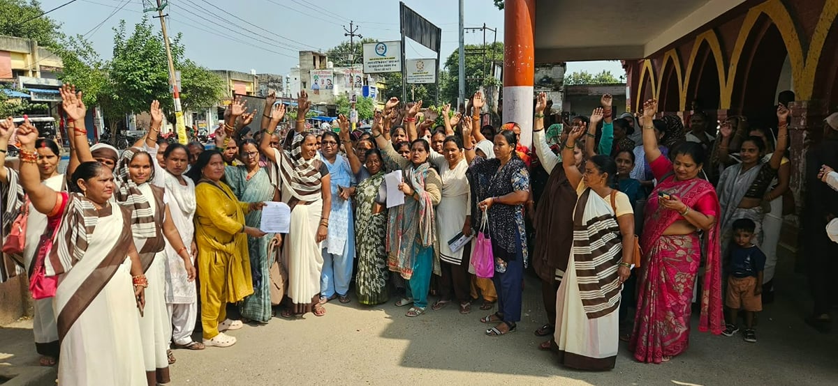 Shahjahanpur News: मांगों को लेकर आशा वर्कर्स का सीएचसी में प्रदर्शन