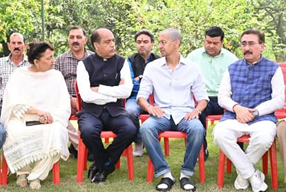 तियारा में भाजपा के वरिष्ठ नेता और पूर्व मंत्री मेजर विजय सिंह मनकोटिया के निधन पर परिजनों से म