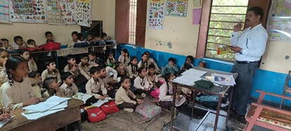 ठाकुरद्वारा स्कूल में बच्चों का ज्ञान जांचते प्रारंभिक शिक्षा उपनिदेशक राजीव ठाकुर। संवाद