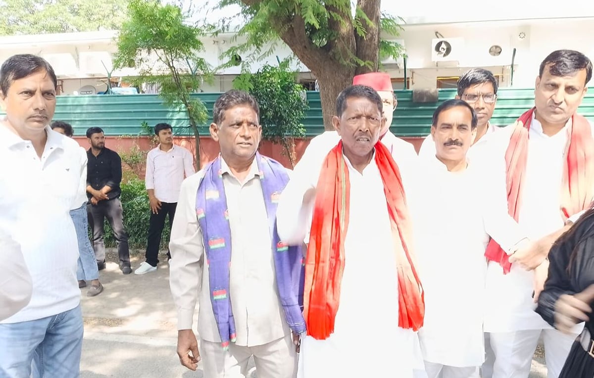 Hapur News: मुख्य चुनाव आयुक्त पर कार्रवाई की मांग को लेकर दिल्ली पहुंचे सपाई, कई घरों में नजरबंद