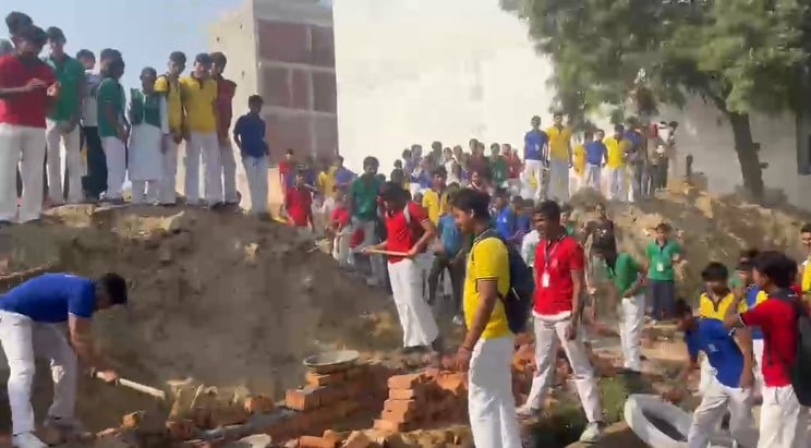 Noida News: इंटर कॉलेज की जमीन पर कब्जे को लेकर बढ़ा विवाद, छात्र-छात्राओं ने ढहा दी चहारदीवारी