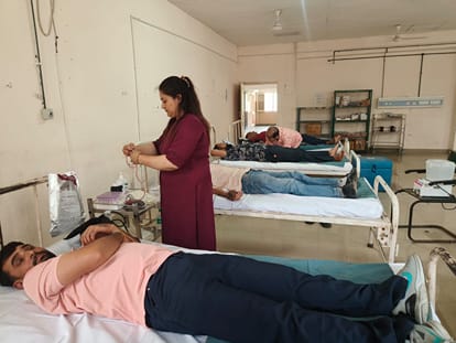 ददाहू में आयोजित शिविर में रक्तदान करते लोग। संवाद