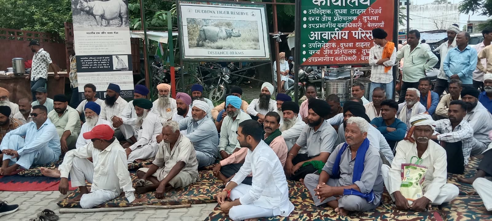 दुधवा टाइगर रिजर्व मुख्यालय पर चल रहा किसानों का धरना प्रदर्शन । संवाद