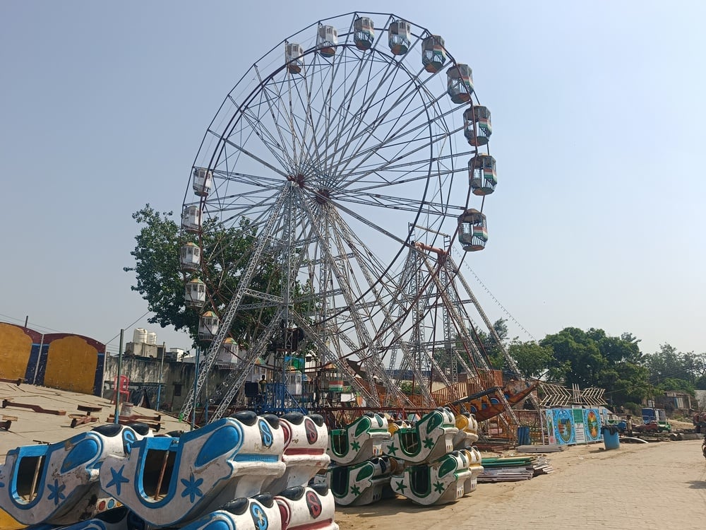 Hathras News: समापन से पहले ही उखड़े रेवती मैया पंडाल के झूले, मायूस लौटे बच्चे