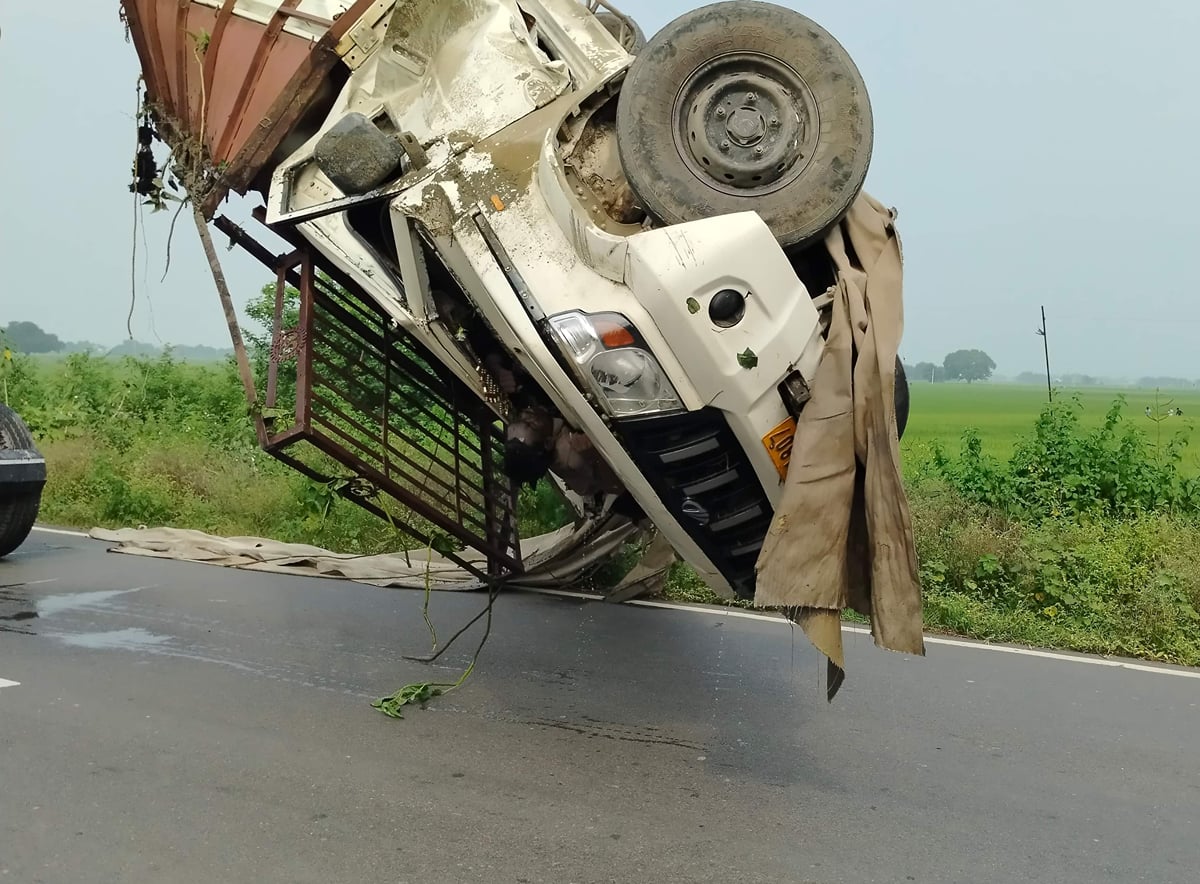Chandauli News: ट्रेलर ने पिकअप को मारी टक्कर, दोनों वाहन पलटे, चालक की मौत