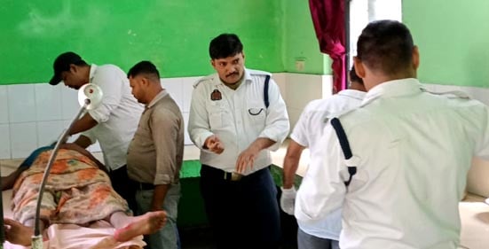 Budaun News: दो बाइकों की टक्कर में यातायात पुलिस कर्मियों समेत दंपती घायल
