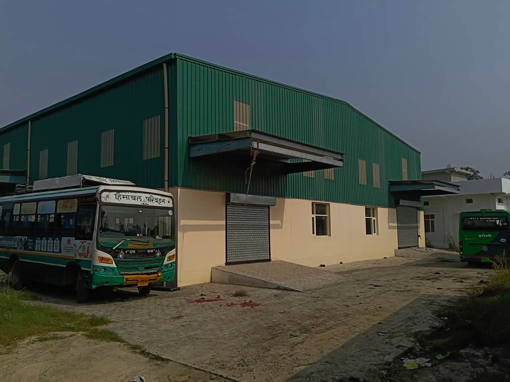 ऊना एचआरटीसी वर्कशॉप परिसर में बना टायर रिट्रेड प्लांट का भवन। संवाद
