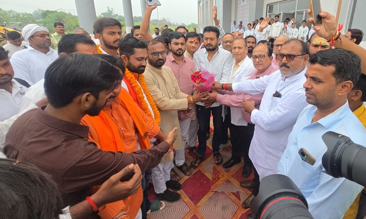 Azamgarh News: सेवा संकल्प यात्रा का मेडिकल कॉलेज में स्वागत