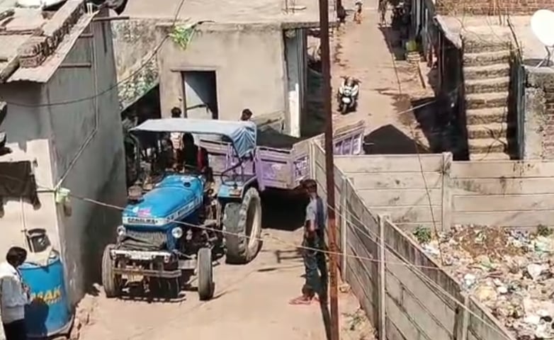 रतलाम में बड़ा हादसा: रिवर्स ले रही ट्रैक्टर-ट्रॉली ने बाइक को कुचला, 22 वर्षीय युवक की मौत; नानी गंभीर