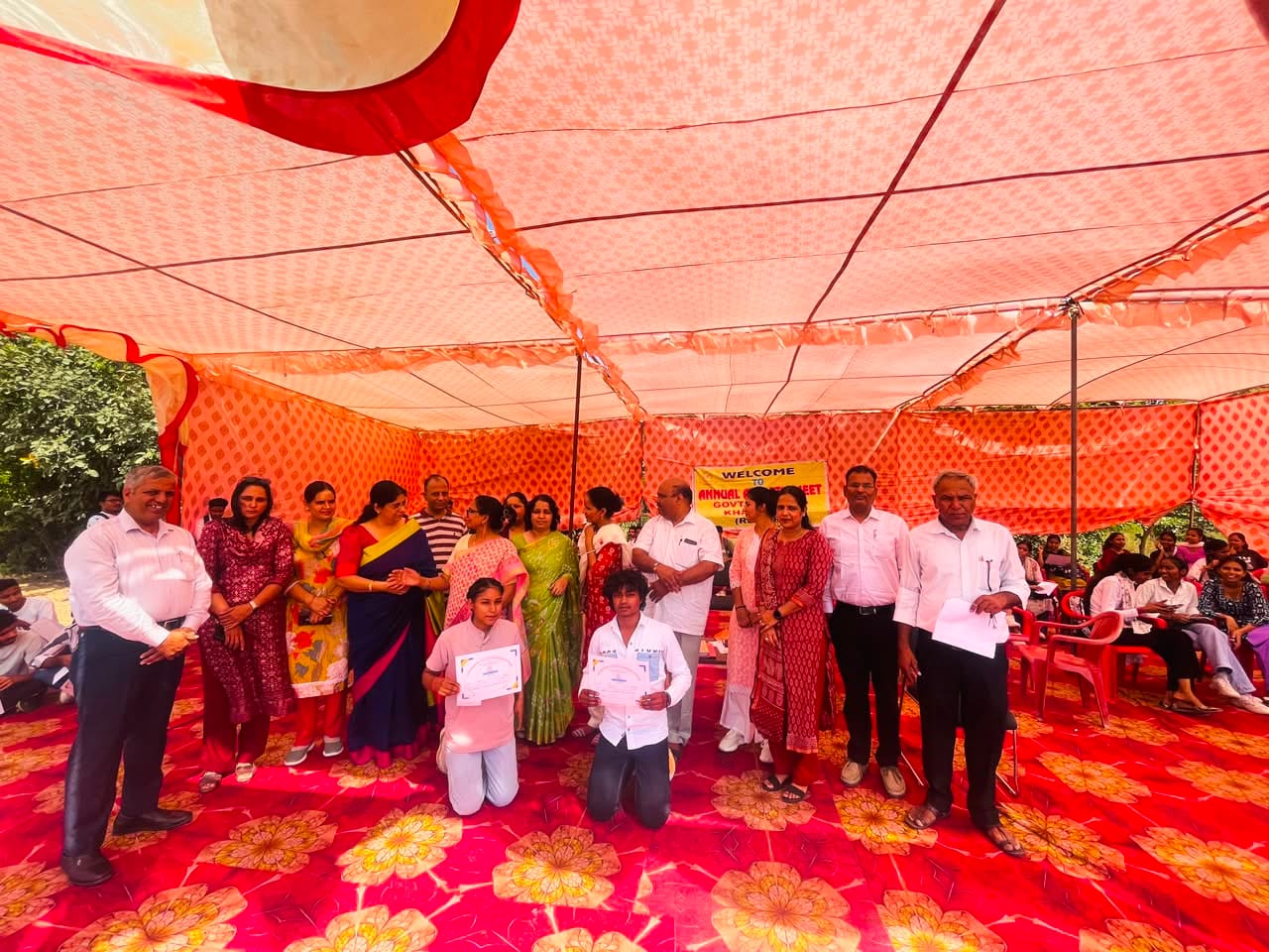 वार्षिक खेलकूद प्रतियोगिता में सम्मानित होने पर खुशी जाहिर करते खिलाड़ी। संवाद 