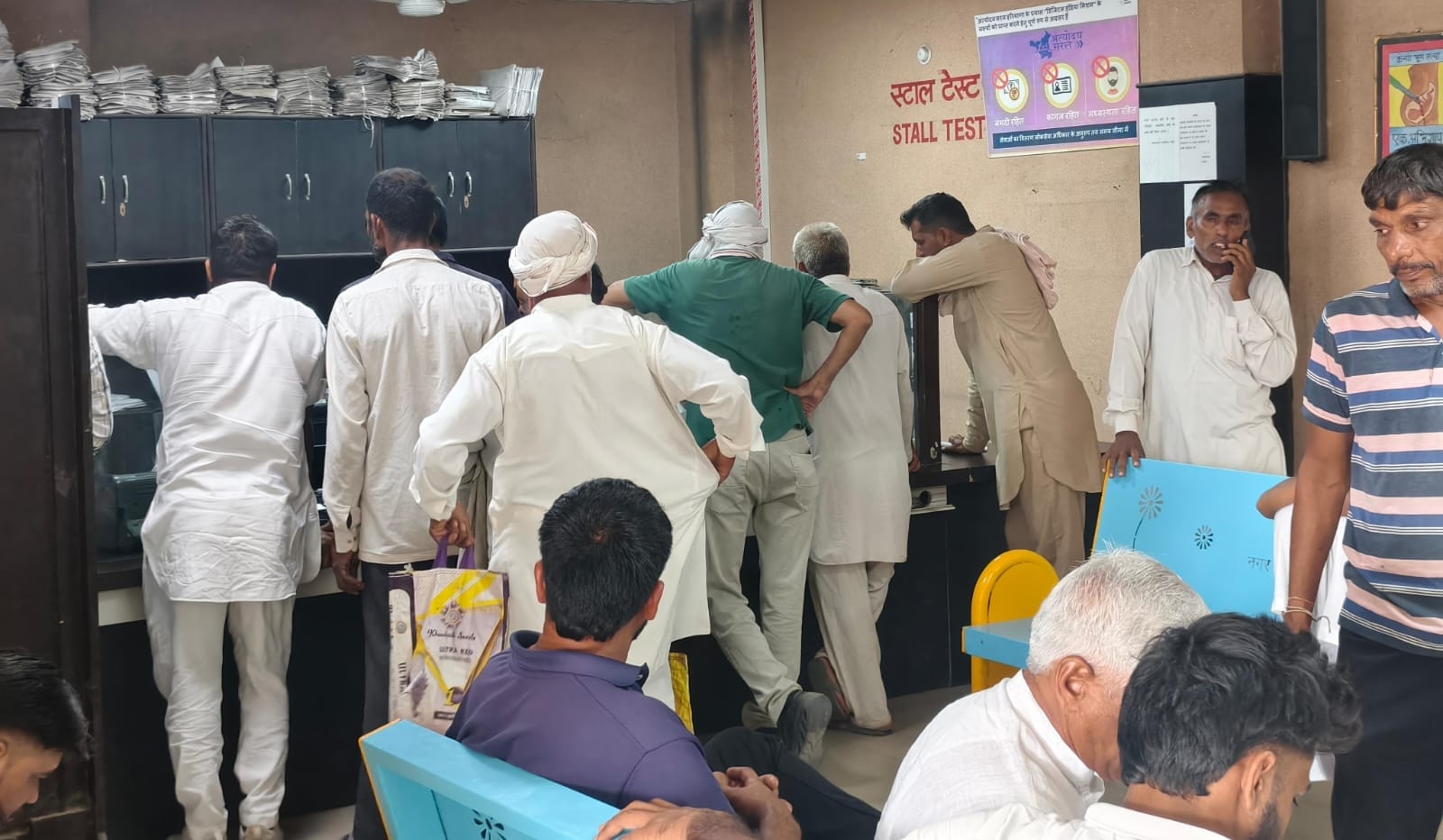 07उचाना02 : ई दिशा केंद्र में फसल पंजीकरण के लिए पहुंचे किसान। संवाद