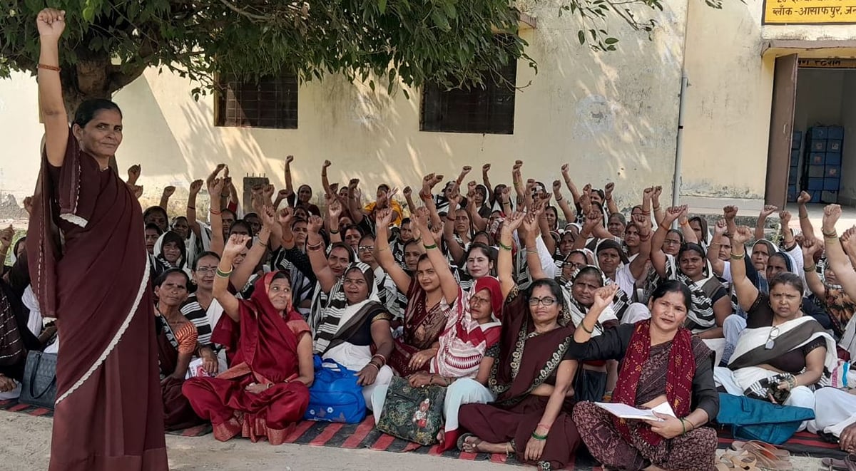 Budaun News: सीएमओ कार्यालय पर आशा संगिनियों ने दिया धरना