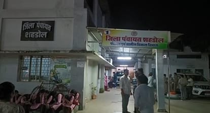 आधी रात तक बैठे अधिकारी