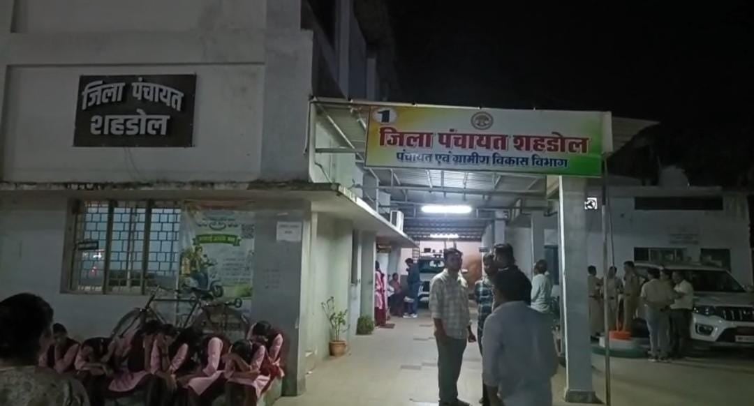 शहडोल: कमिश्नर के दौरे के बाद भी नहीं सुधरे हालात, कलेक्टर से मिलने पैदल निकलीं एकलव्य विद्यालय की छात्राएं